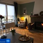 Au Pied Du Chateau