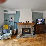 Au Pied Du Chateau