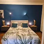 Au Pied Du Chateau