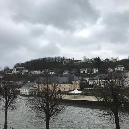 Au Pied Du Château *