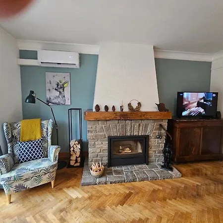 Au Pied Du Chateau
