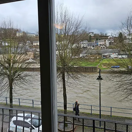 Au Pied Du Chateau *