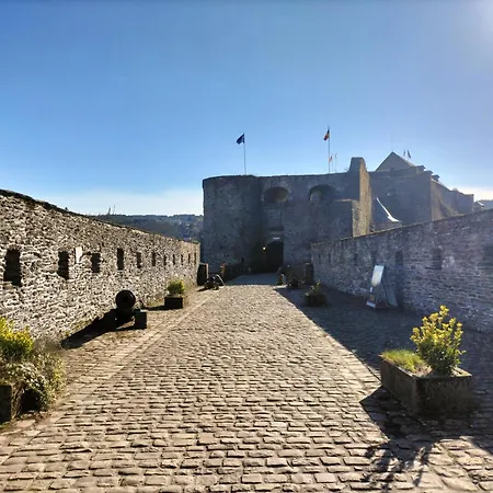 Au Pied Du Chateau