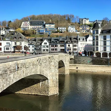 Au Pied Du Chateau *